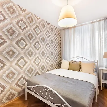 Metro Swietokrzyska Boho Aesthetic * Varšava